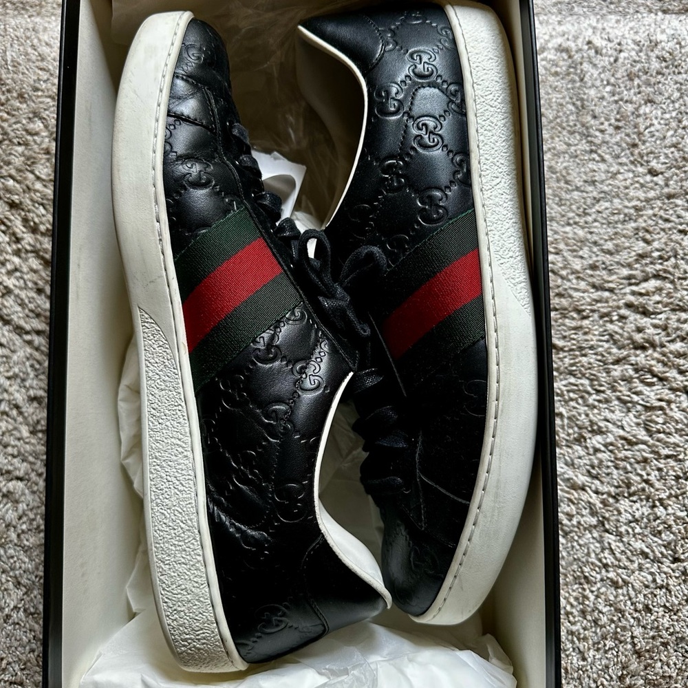 Gucci Black Leather Low-Top Sneakers with Red and Green Stripe